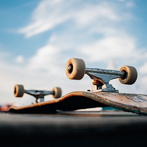 Nærbillede af et skateboard på en rampe, der illustrerer streetkultur og fællesskab på efterskolen.