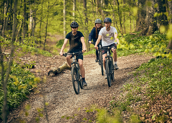 En elev i fuld fart på mountainbike gennem de kuperede spor i Risskov Skov.