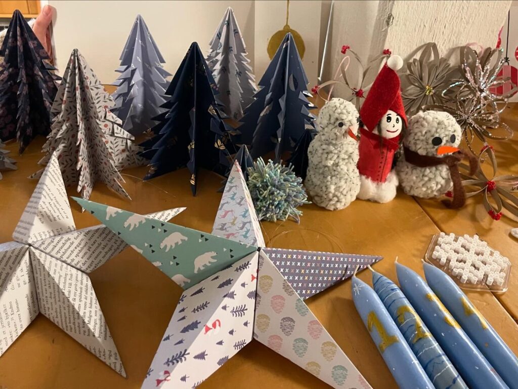 Hjemmelavet papirskunst og figurer skabt af elever på efterskole håndværk-linjen.