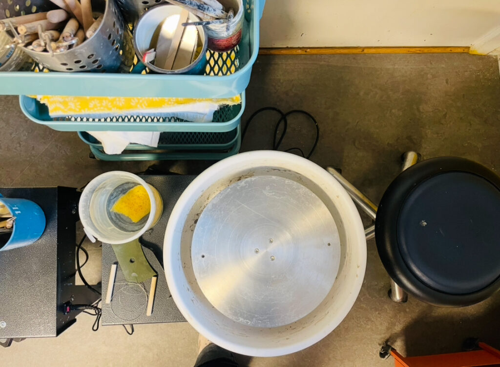 Professionelt udstyr og værkstedsfaciliteter på en efterskole kreativ linje i Aarhus.