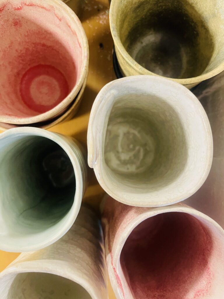 Farverige beholdere med glasur klar til brug i det kreative værksted på Risskov Efterskole.